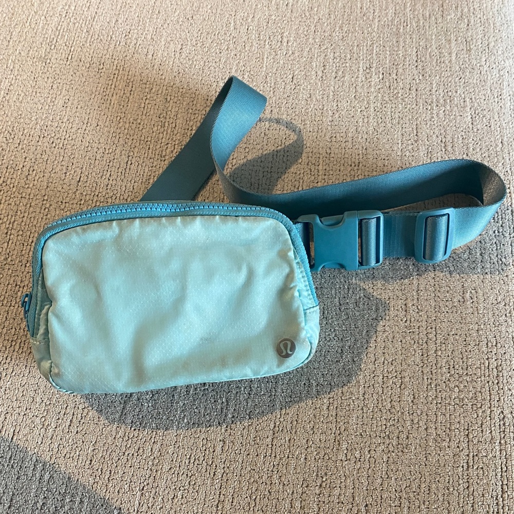 Lululemon Everywhere Belt Bag